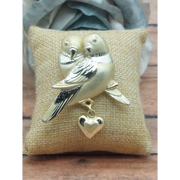 Vintage AJC Brooch Love Birds Brushed Gold Tone Dangle Heart Mid Century Signed - Picture 2 of 15